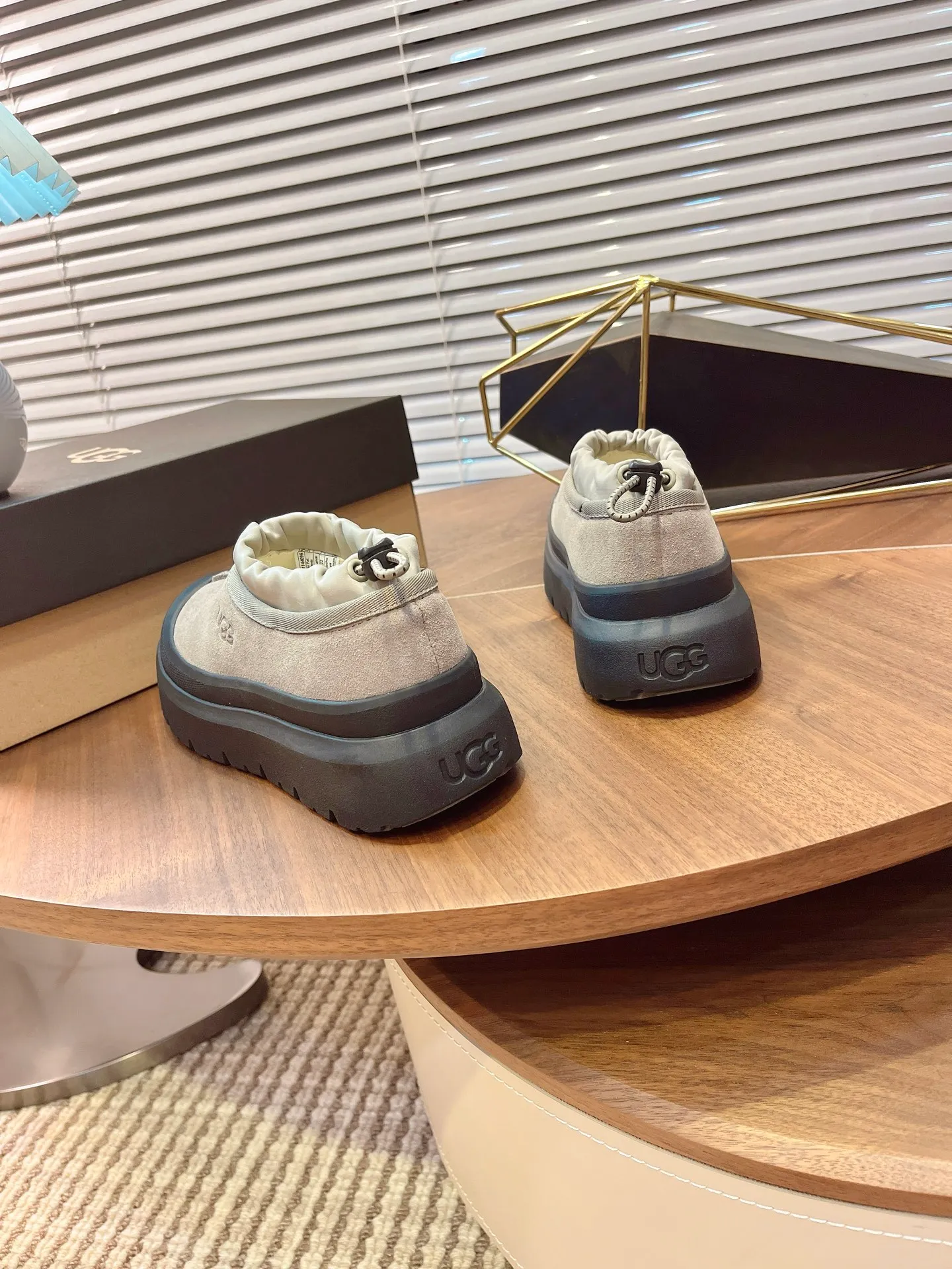 [UGG] P:500💰 Couple shoes Size: 35-44 [Wang Yibo's same style] UGG2025 new winter style Tasman fashion shoes for men and women 1144096 Ugg new fur shoes for autumn and winter, snow boots, same style for men and women ~ Handsome slip-on, lazy shoes, super easy to put on and take off ~ Suede cowhide fabric ~The soles are molded from original soles, not cheap rubber foam, but made of modern material. The characteristics of this material are that it is light, wear-resistant and non-slip. The outsole has a clear logo imprint, which is comparable to that of a store~